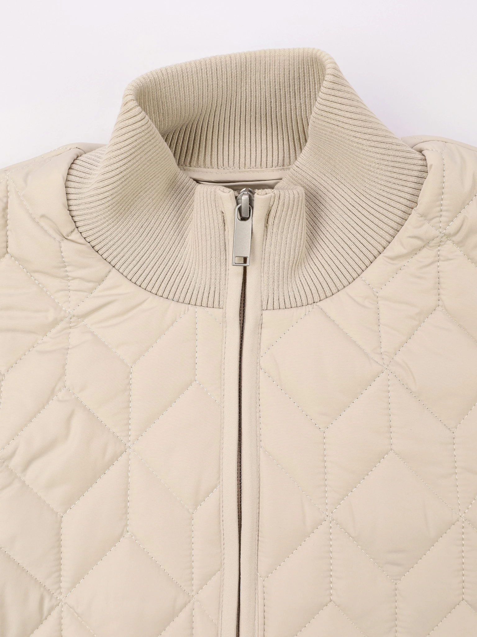 Пальто стеганое светло-бежевого цвета прямого кроя